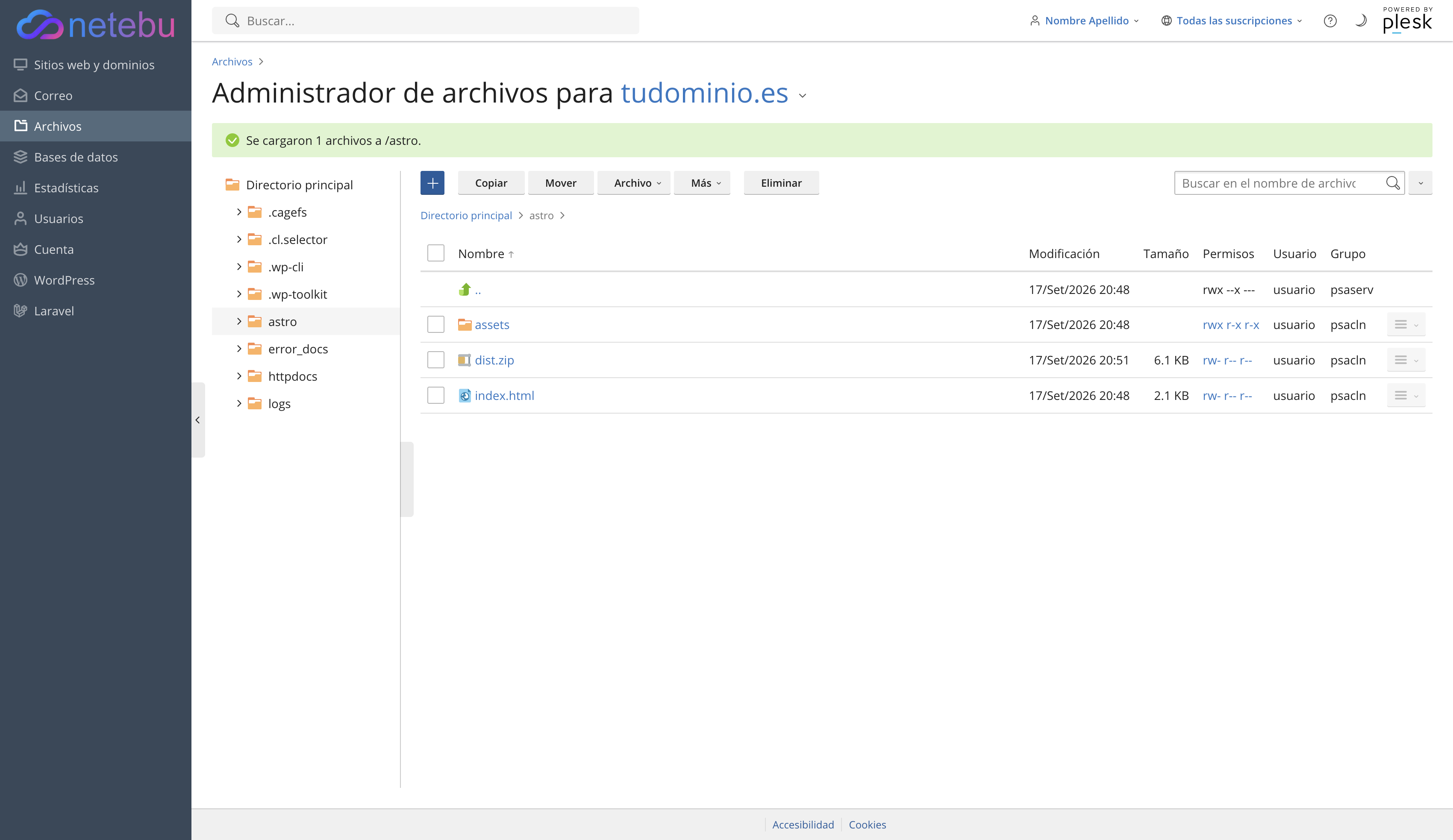 Administrador de archivos de Plesk con la carpeta del subdominio, el dist.zip recién subido y el index.html de bienvenida