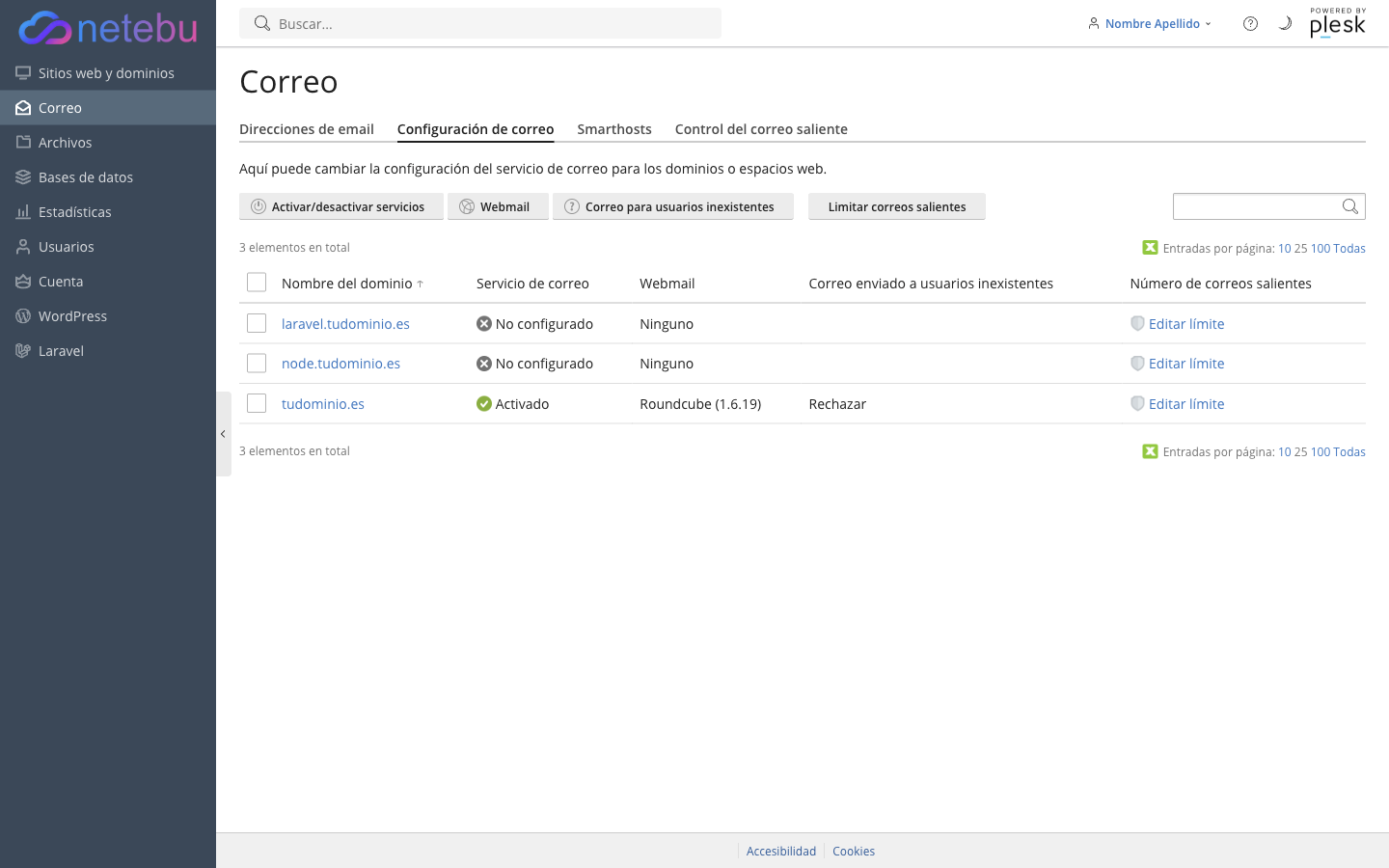 Pestaña Configuración de correo de Plesk con la lista de dominios, la columna Servicio de correo y el estado Activado en tudominio.es