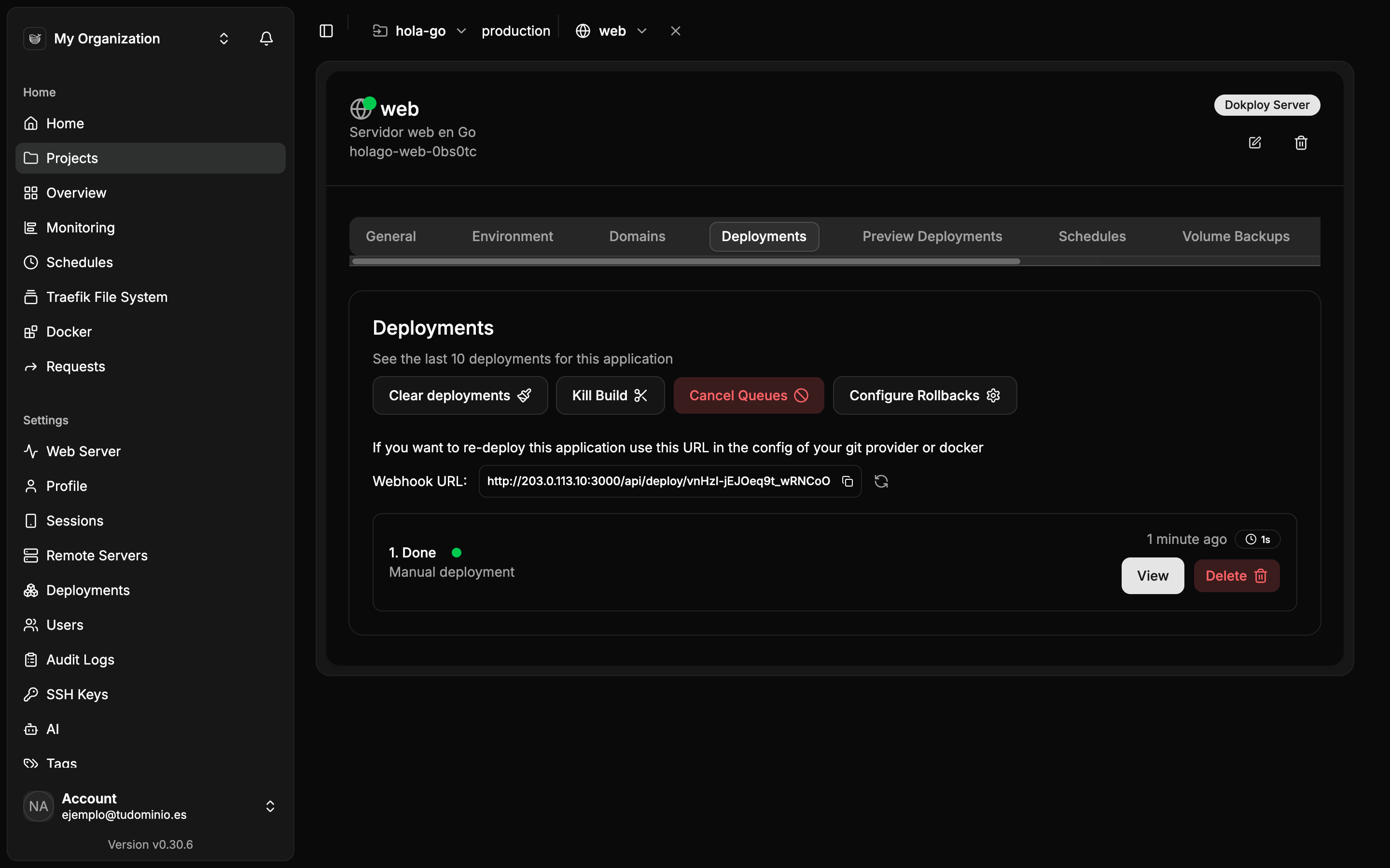 Pestaña Deployments con un despliegue en estado Done, la Webhook URL y los botones View y Delete