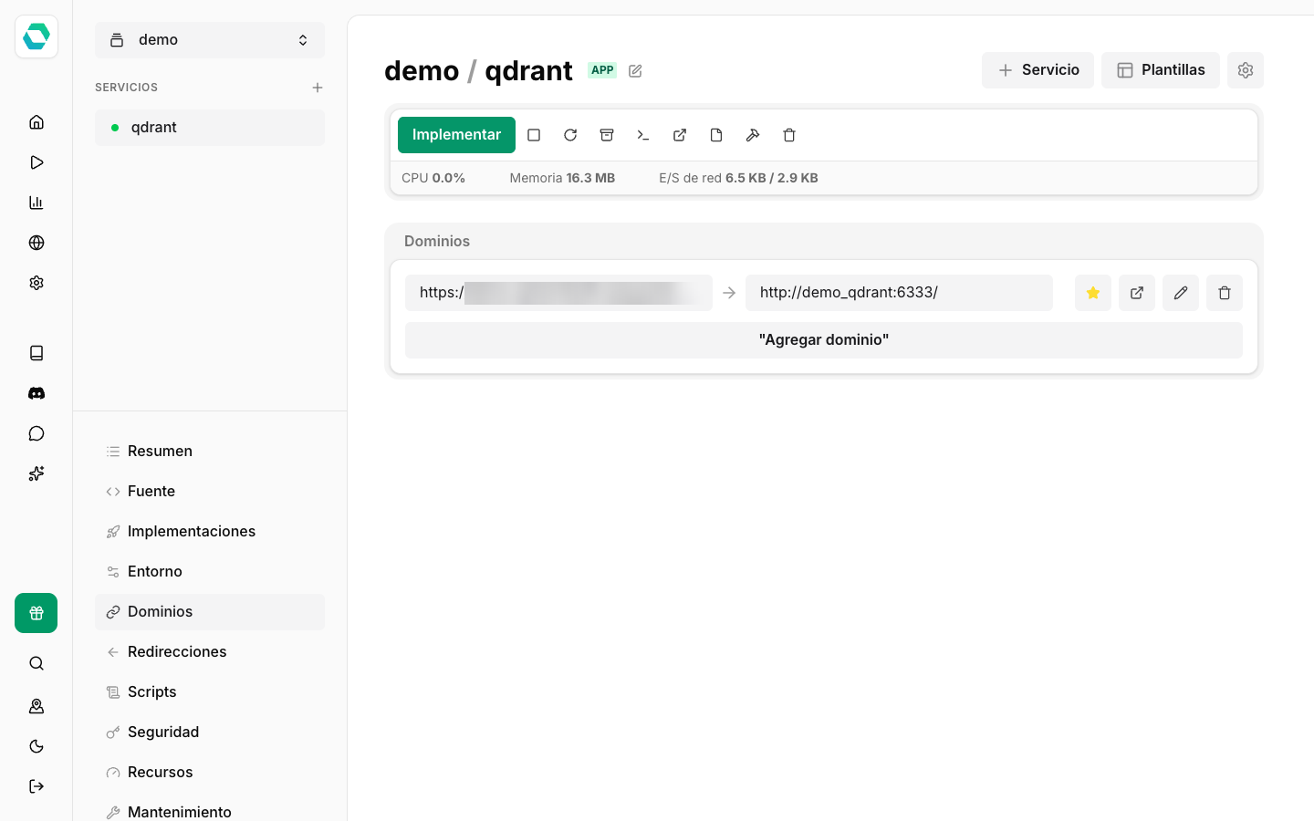 Pestaña Dominios del servicio qdrant con el dominio HTTPS automático (difuminado) hacia http://demo_qdrant:6333/