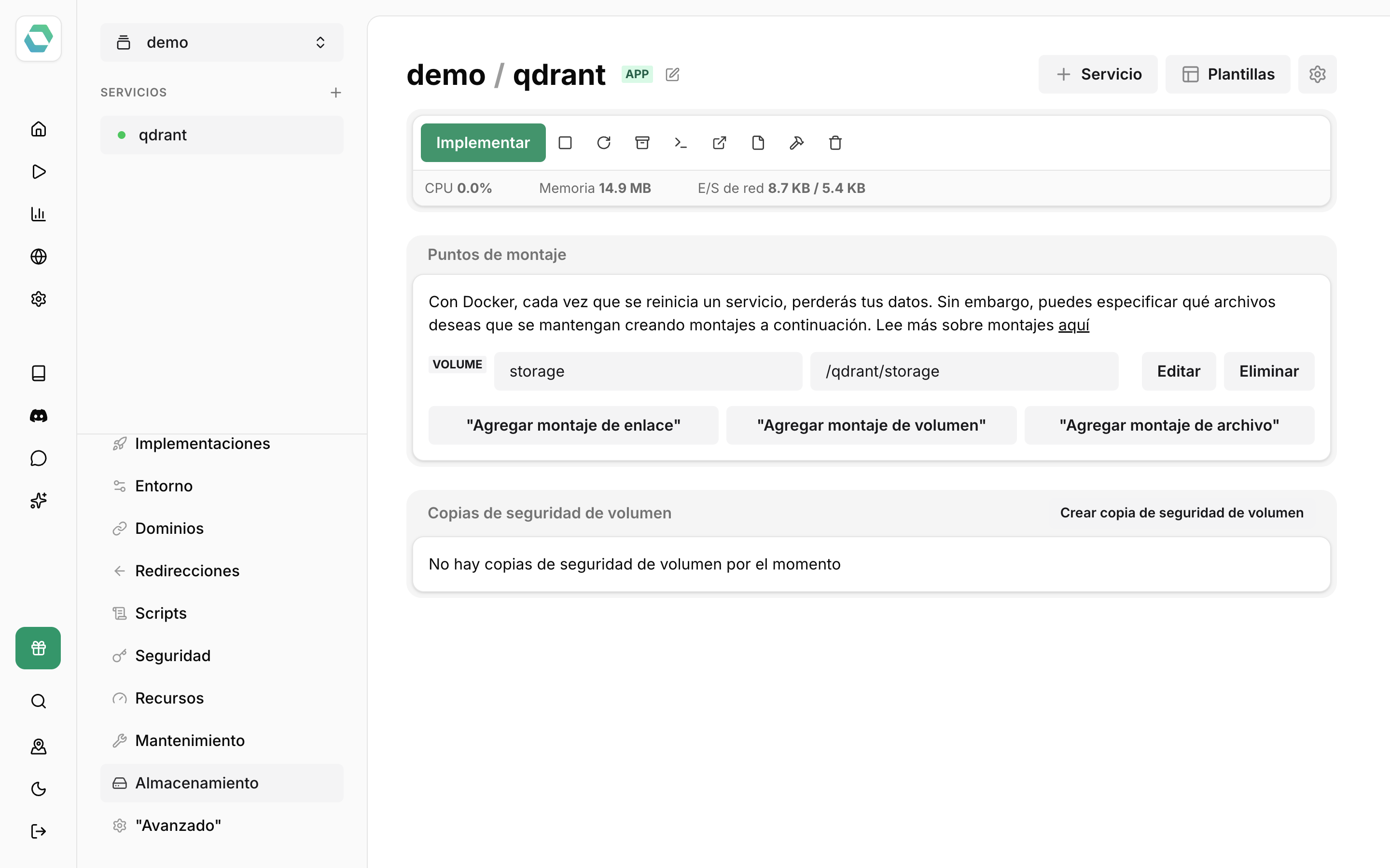 Pestaña Almacenamiento del servicio qdrant con el volumen storage montado en /qdrant/storage y el bloque Copias de seguridad de volumen