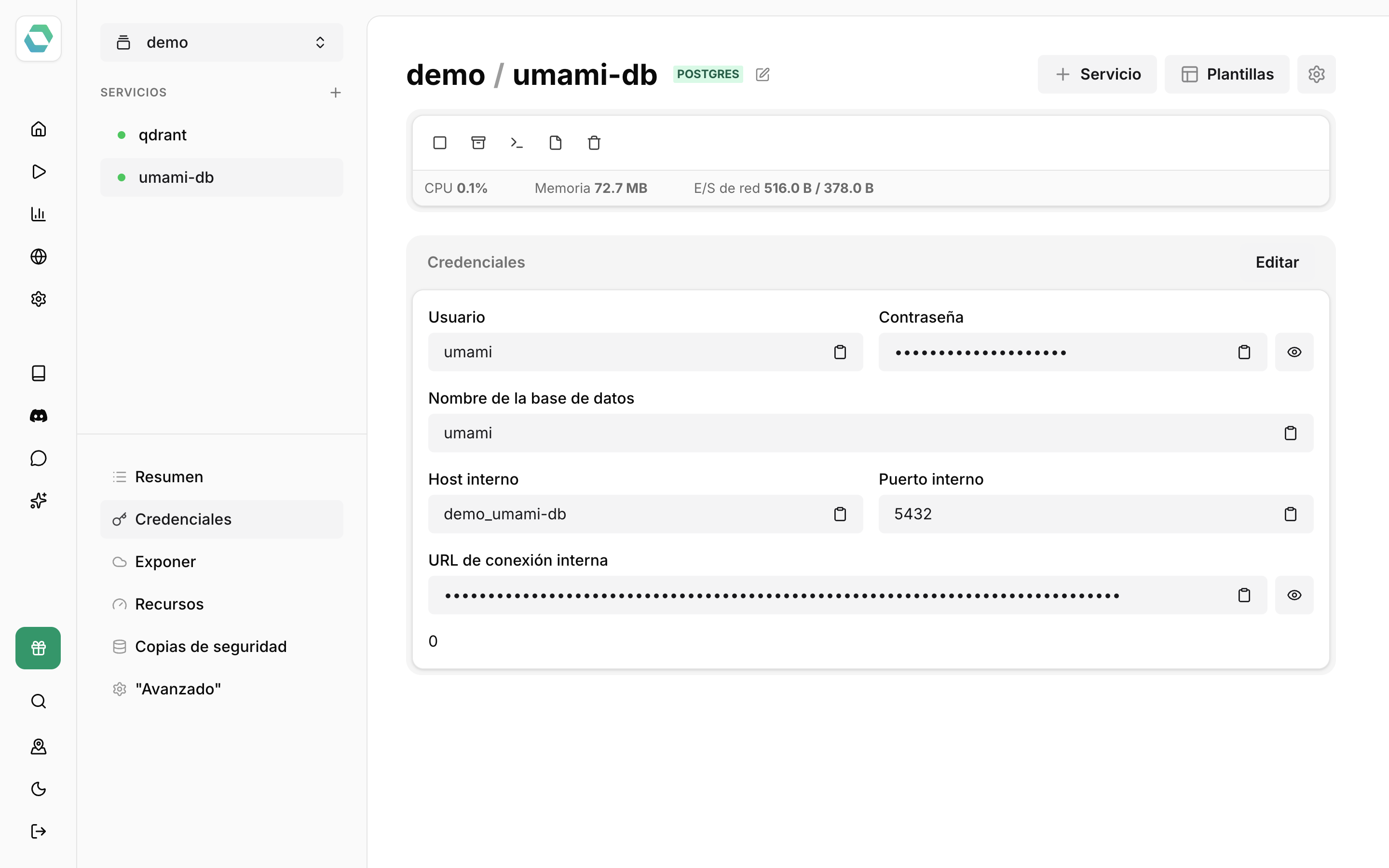 Credenciales del servicio umami-db con el usuario, la contraseña oculta, el host interno demo_umami-db, el puerto 5432 y la URL de conexión interna