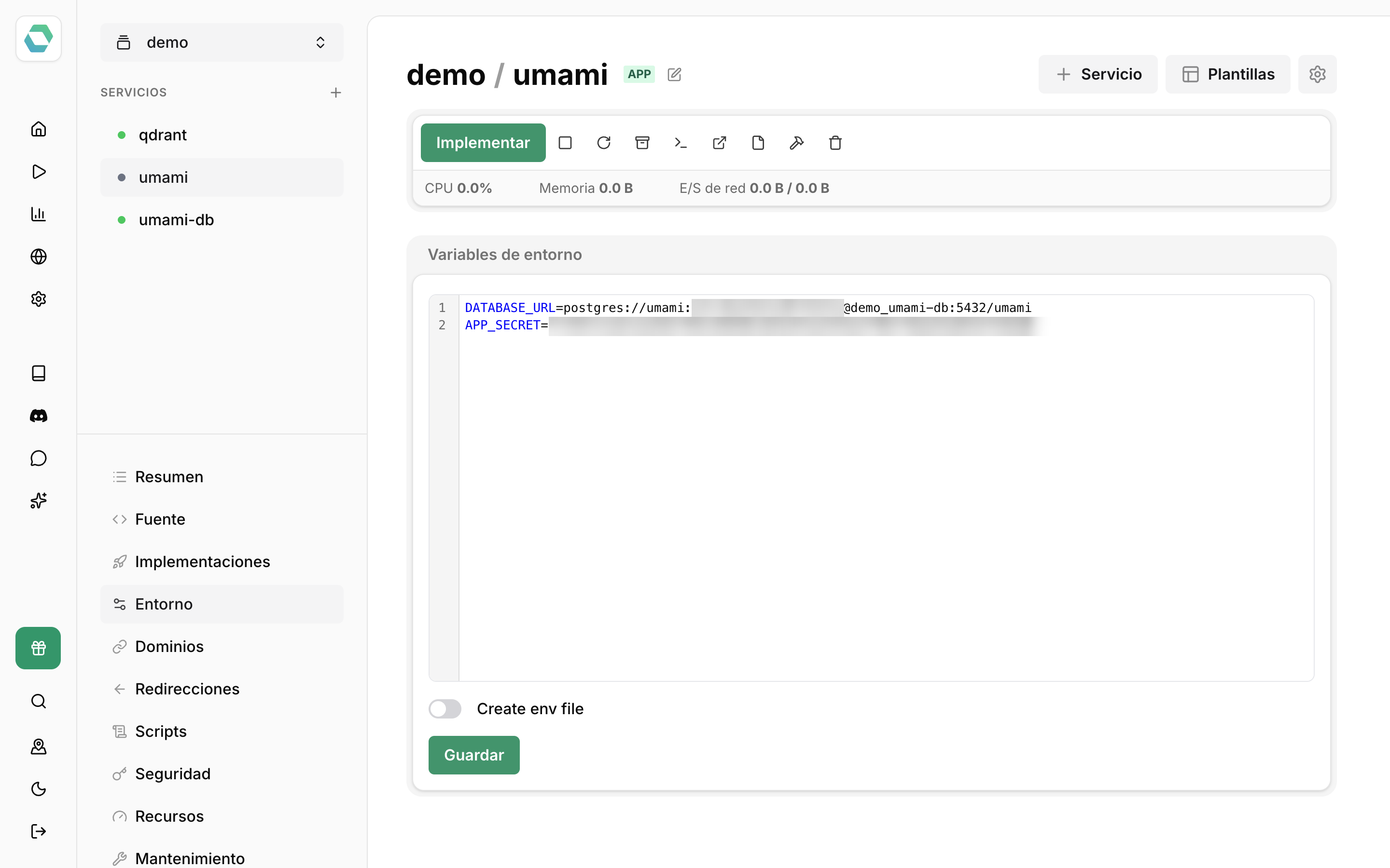 Pestaña Entorno de la aplicación umami con DATABASE_URL y APP_SECRET (contraseña y secreto difuminados)