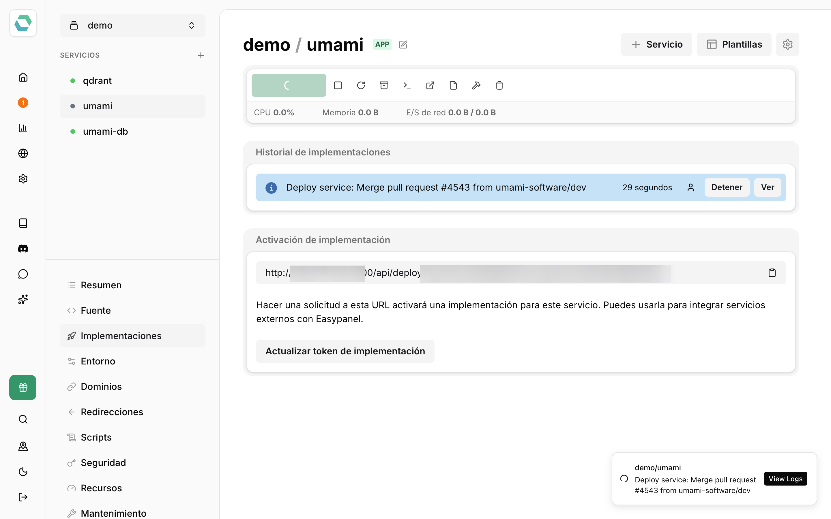Pestaña Implementaciones de umami con una implementación en curso desde el repositorio de Umami (URL de activación difuminada)