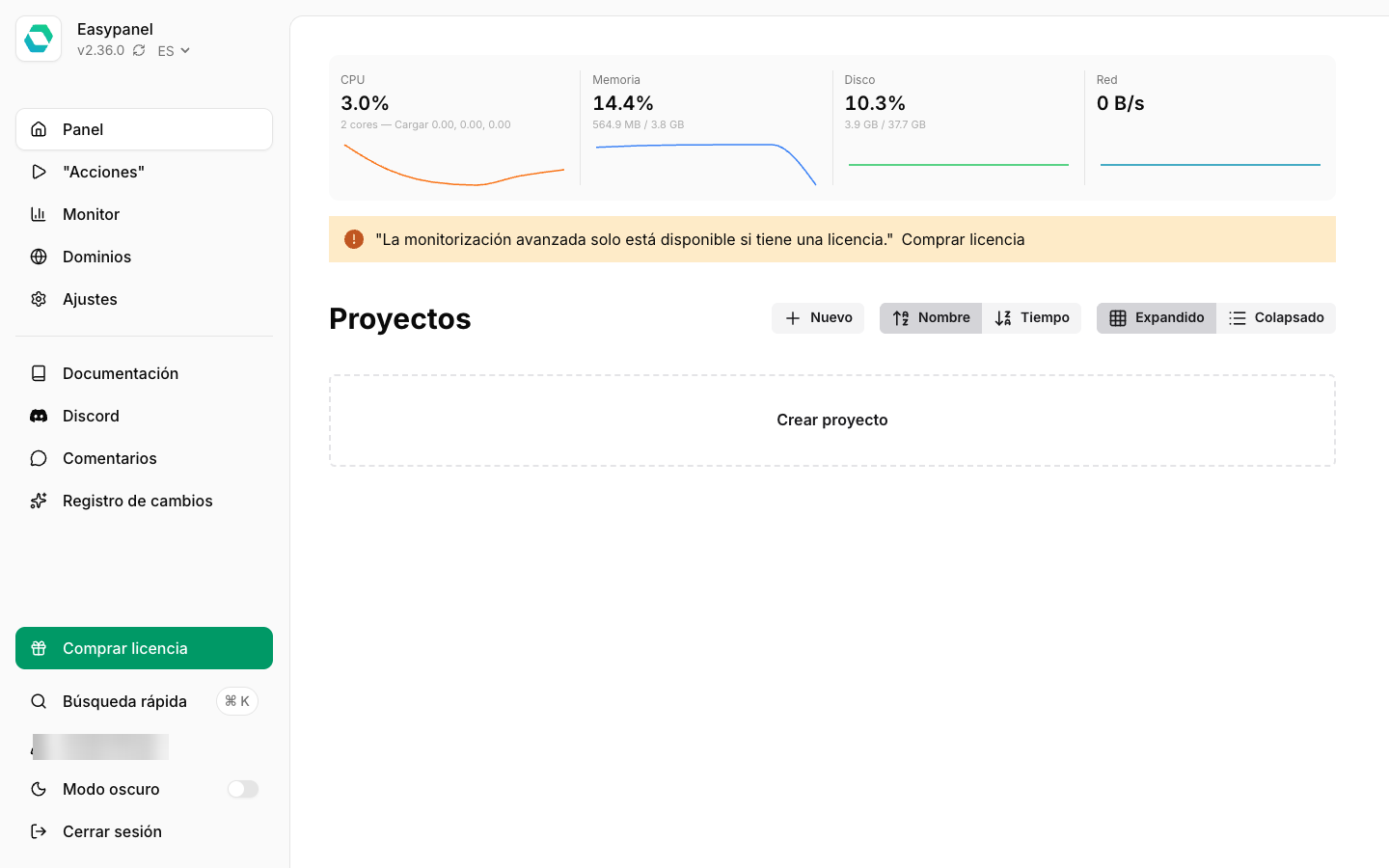 Panel de Easypanel tras crear la cuenta, con el consumo de CPU, memoria y disco, la lista de proyectos vacía y el botón Comprar licencia