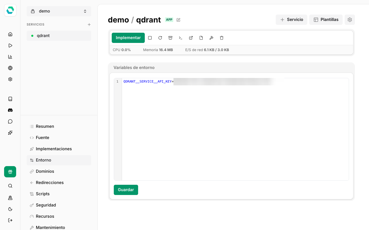 Pestaña Entorno del servicio qdrant con la variable QDRANT__SERVICE__API_KEY (valor difuminado) y el botón Guardar