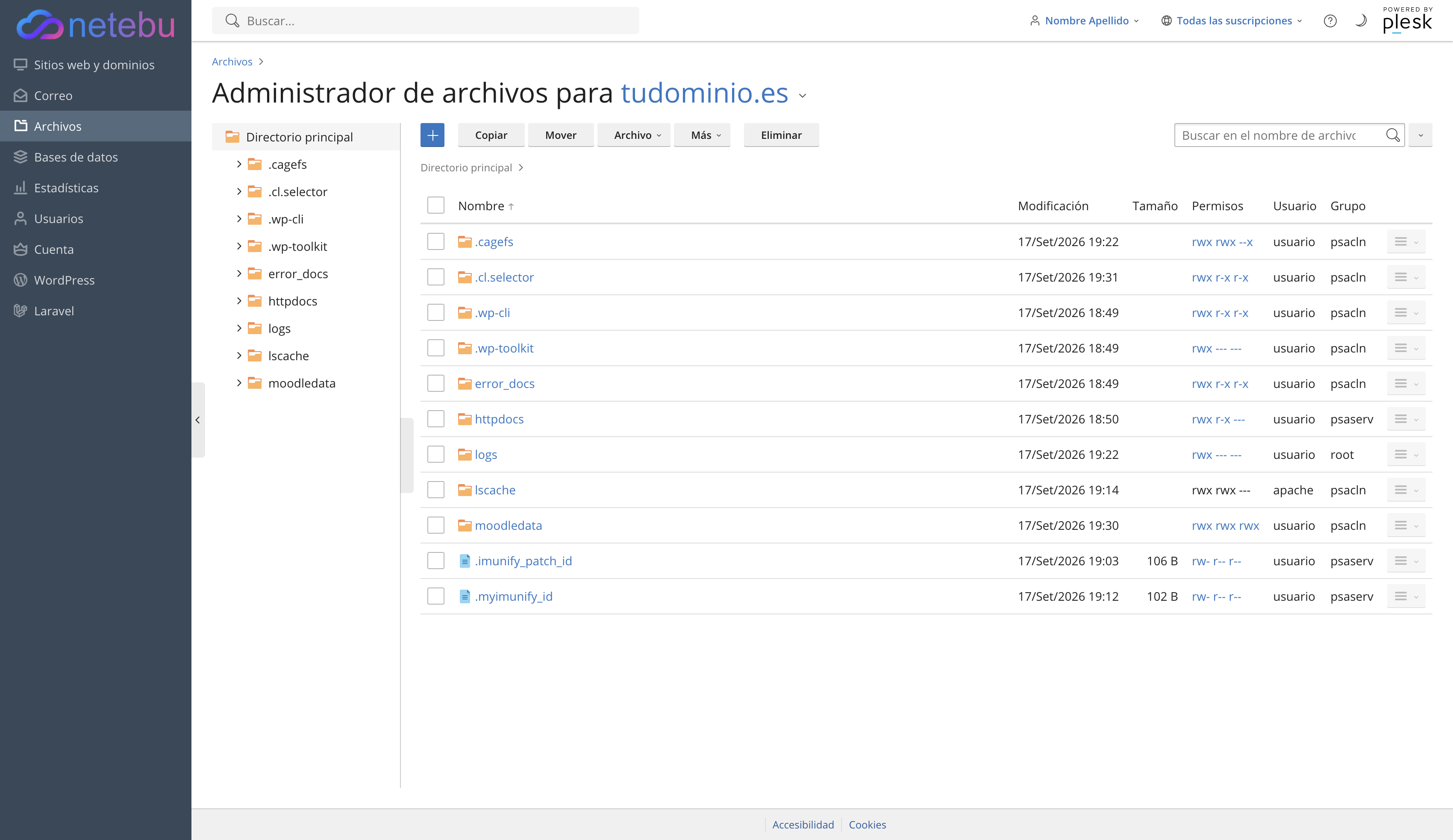 Administrador de archivos en el Directorio principal, con las carpetas httpdocs y moodledata al mismo nivel
