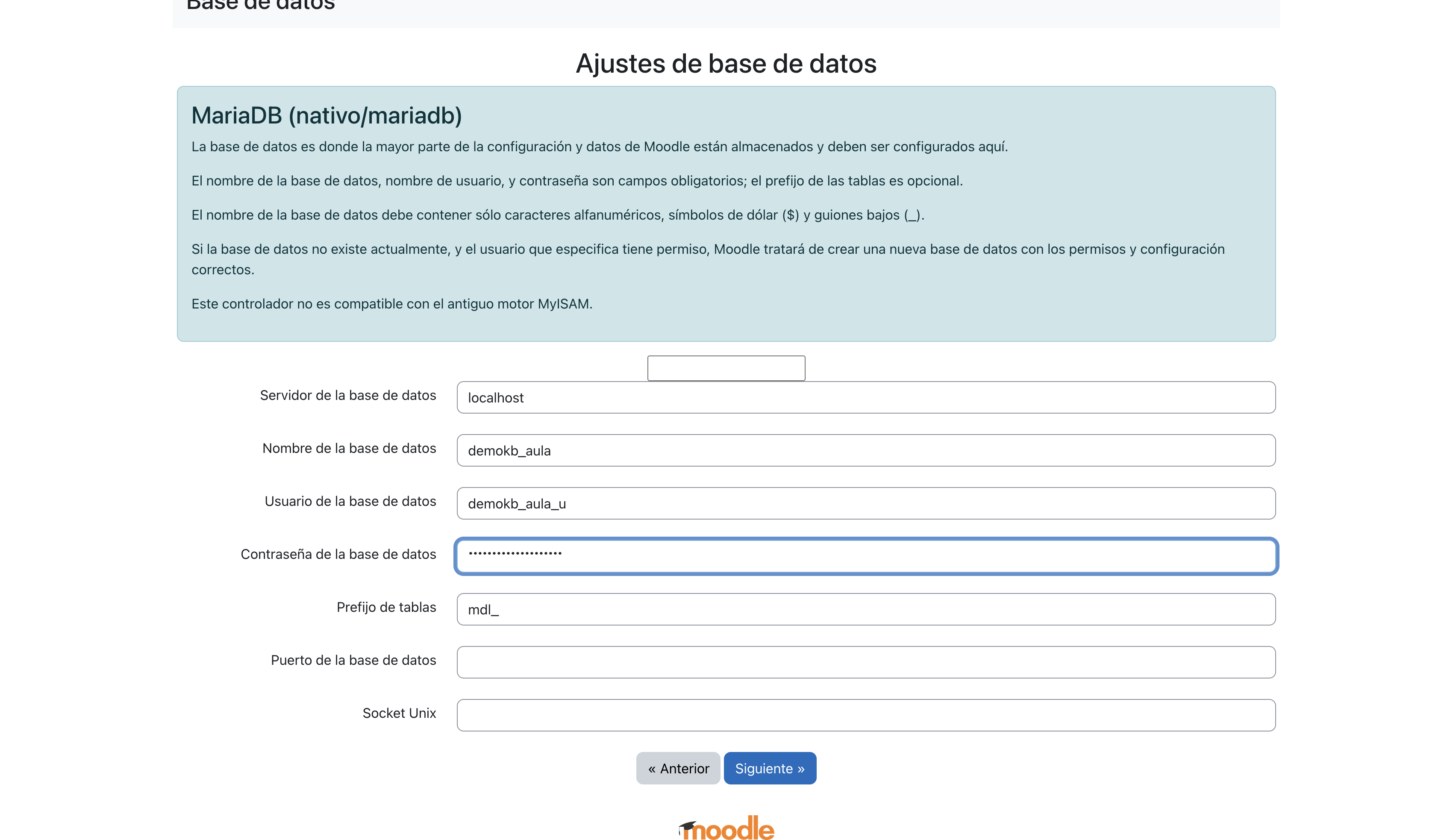 Ajustes de base de datos con servidor localhost, nombre, usuario y prefijo mdl_