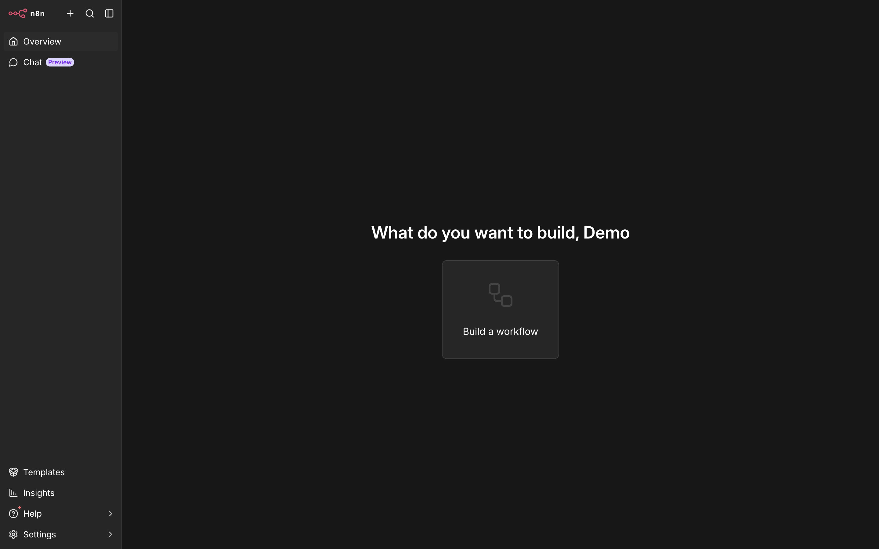 Pantalla de inicio de n8n con el menú Overview, Chat, Templates, Insights, Help y Settings a la izquierda y la tarjeta Build a workflow en el centro