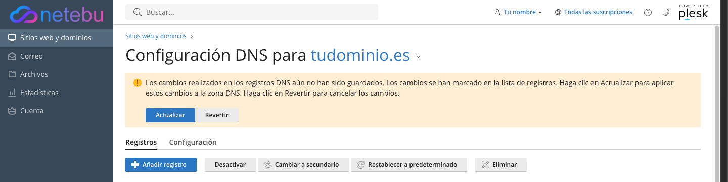 Aviso de Plesk que dice que los cambios en los registros DNS aún no se han guardado, con los botones Actualizar y Revertir