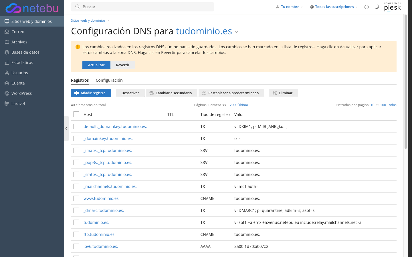 Aviso de Plesk que dice que los cambios en los registros DNS aún no han sido guardados, con los botones Actualizar y Revertir