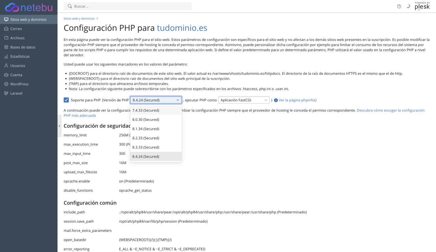 Desplegable de versiones de PHP en Plesk mostrando 7.4, 8.0, 8.1, 8.2, 8.3 y 8.4 marcadas como Secured