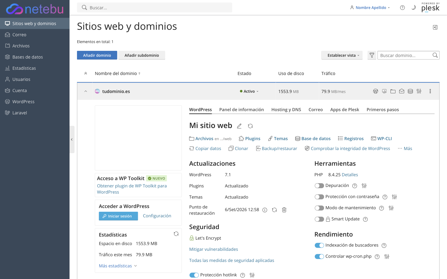 Lista de sitios web y dominios en Plesk, con el dominio tudominio.es y sus pestañas WordPress, Panel de información, Hosting y DNS, Correo, Apps de Plesk y Primeros pasos