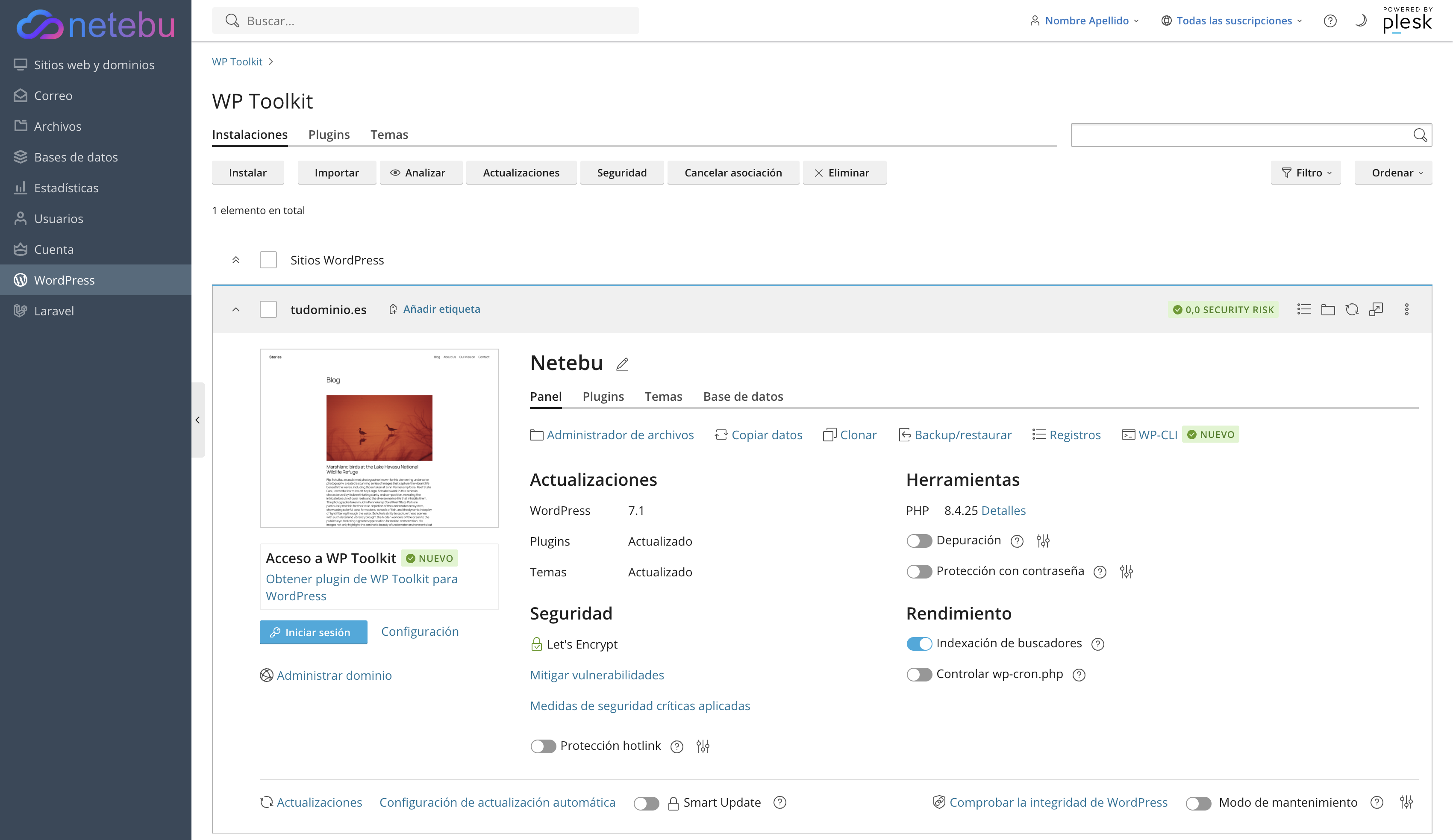 Ficha de tu sitio en WP Toolkit de Plesk, con el botón Iniciar sesión bajo la vista previa y las secciones Actualizaciones, Seguridad, Herramientas y Rendimiento