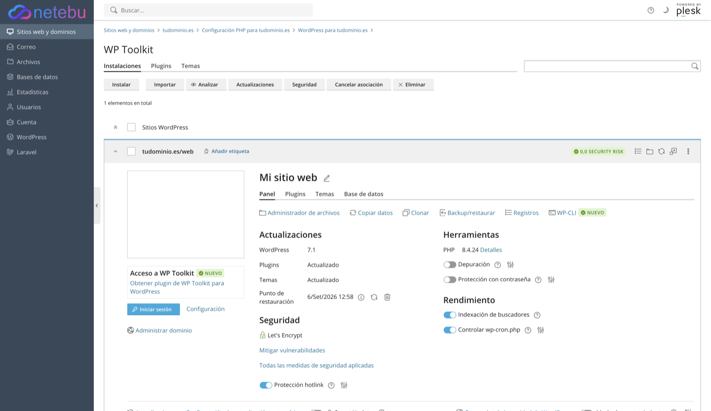 Panel de WP Toolkit con las actualizaciones, la seguridad, las herramientas y las opciones de rendimiento de WordPress